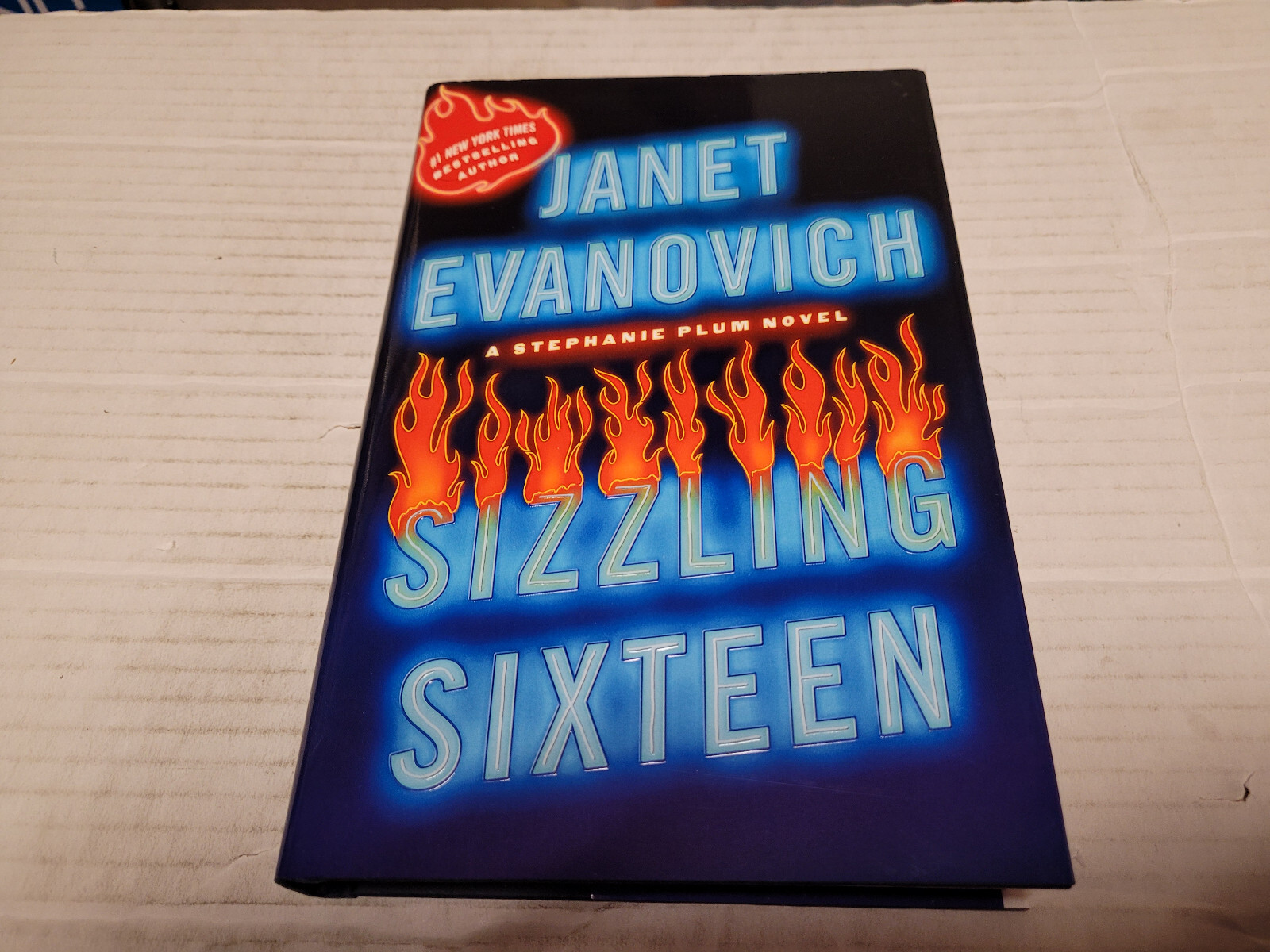 Sizzling Sixteen by Janet Evanovich (2010, Hardcover) SIGNED 1st/1st