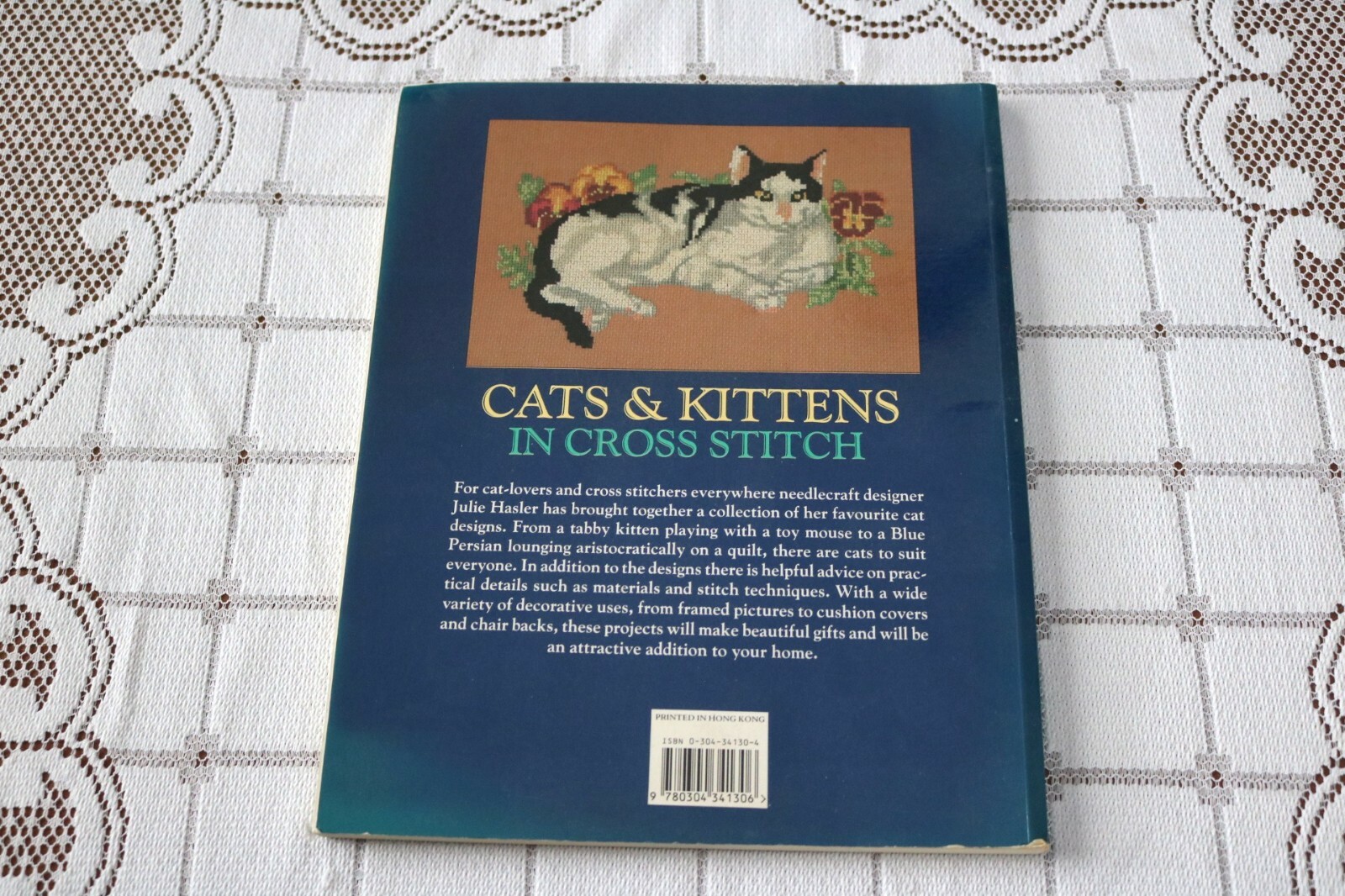 CATS & KITTENS CROSS STITCH Softcover Julie Hasler 38 Designs 2002 95 Pages
