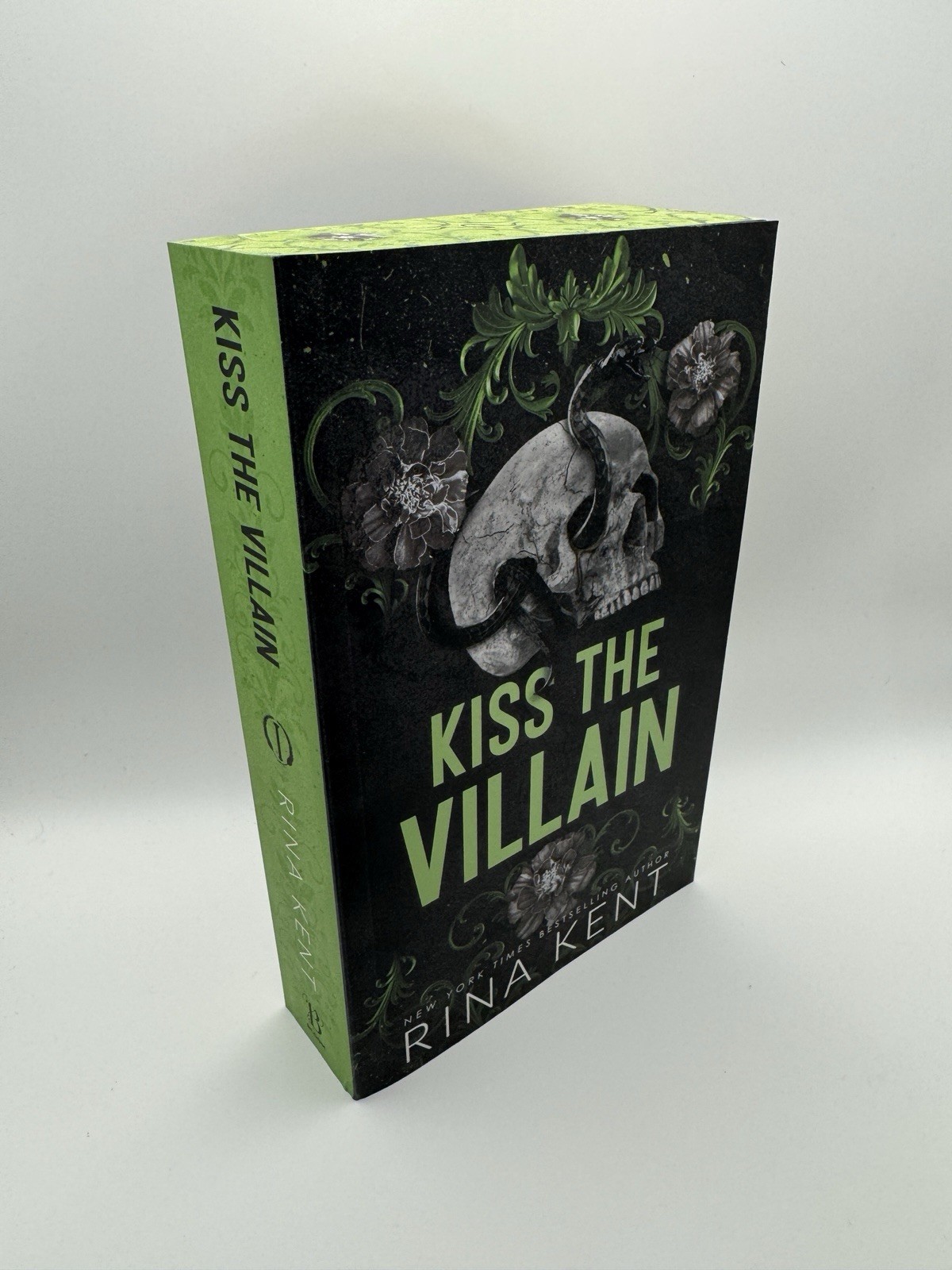 Kiss the Villain by Rina Kent Deluxe Edition Sprayed Edges