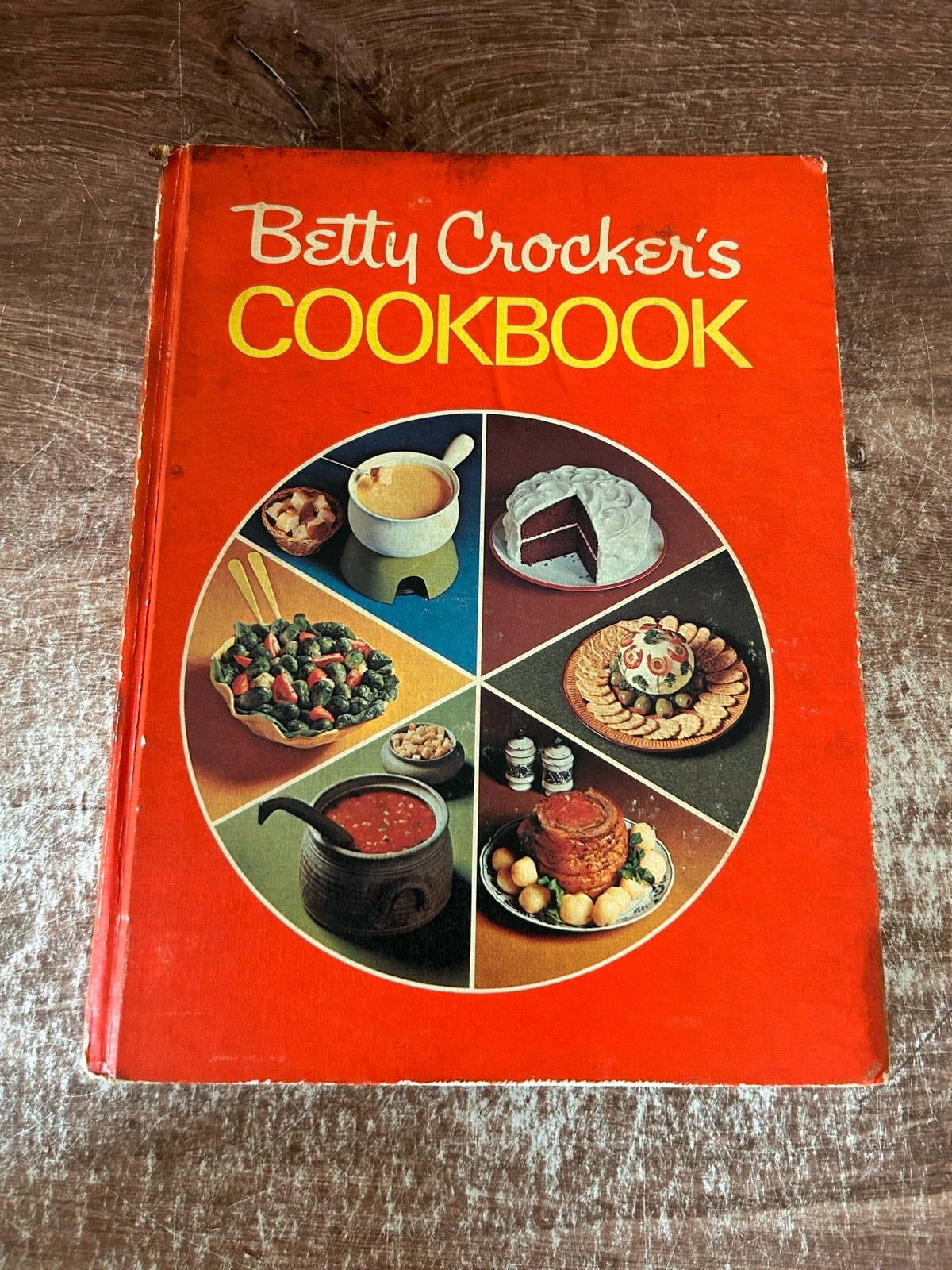 VTG 1973 BETTY CROCKER SEARS HOLIDAY EDITION RED PIE COVER COOKBOOK GOOD COND