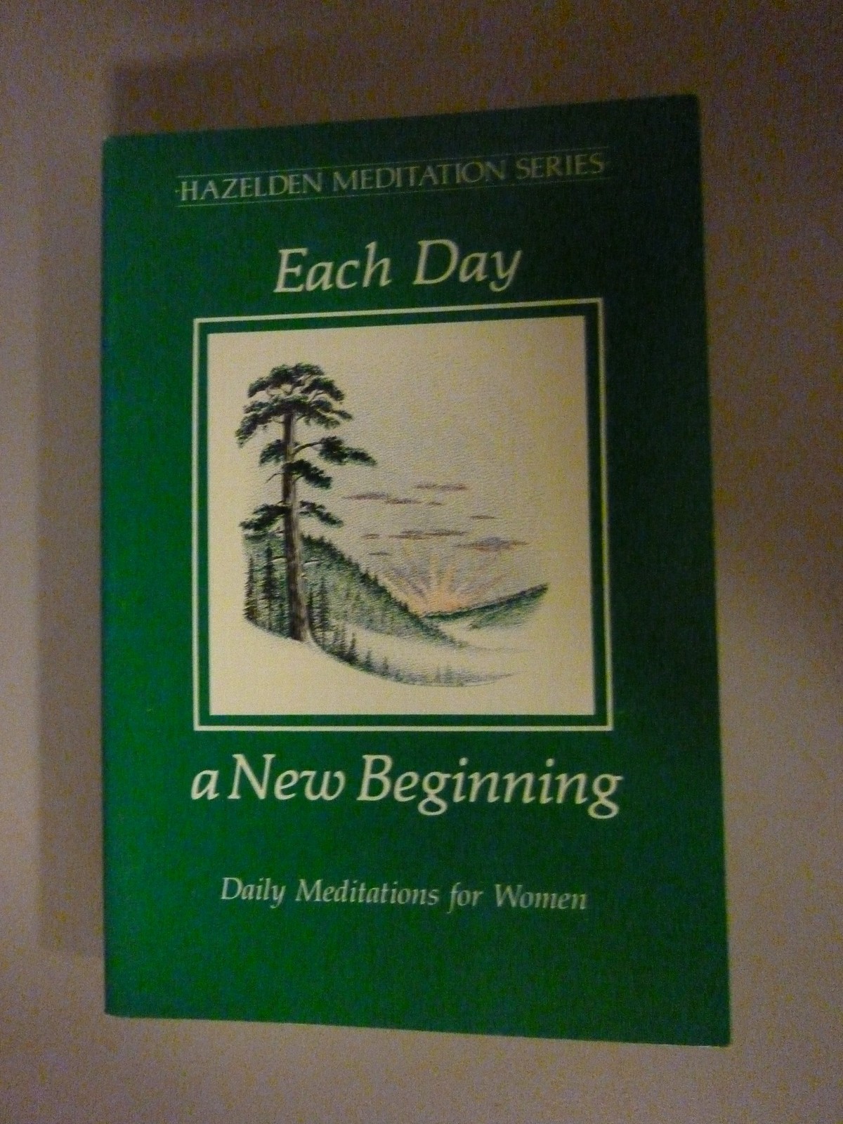 Each Day a New Beginning: Daily Meditations for Women (Hazelden Meditation S…