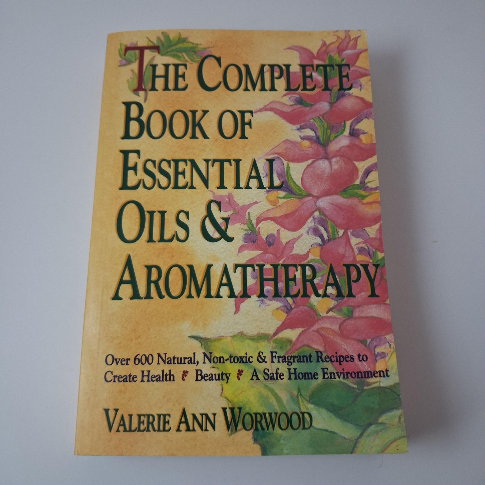 The Complete Book Of Essential Oils & Aromatherapy V. Worwood Yellow PB 1991