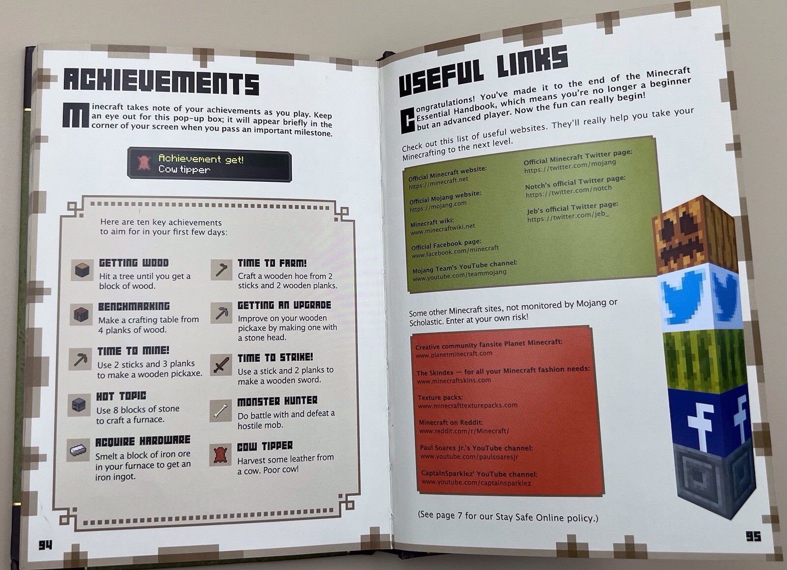 Minecraft: Essential Handbook Updated Edition: Official Mojang Book – Excellent