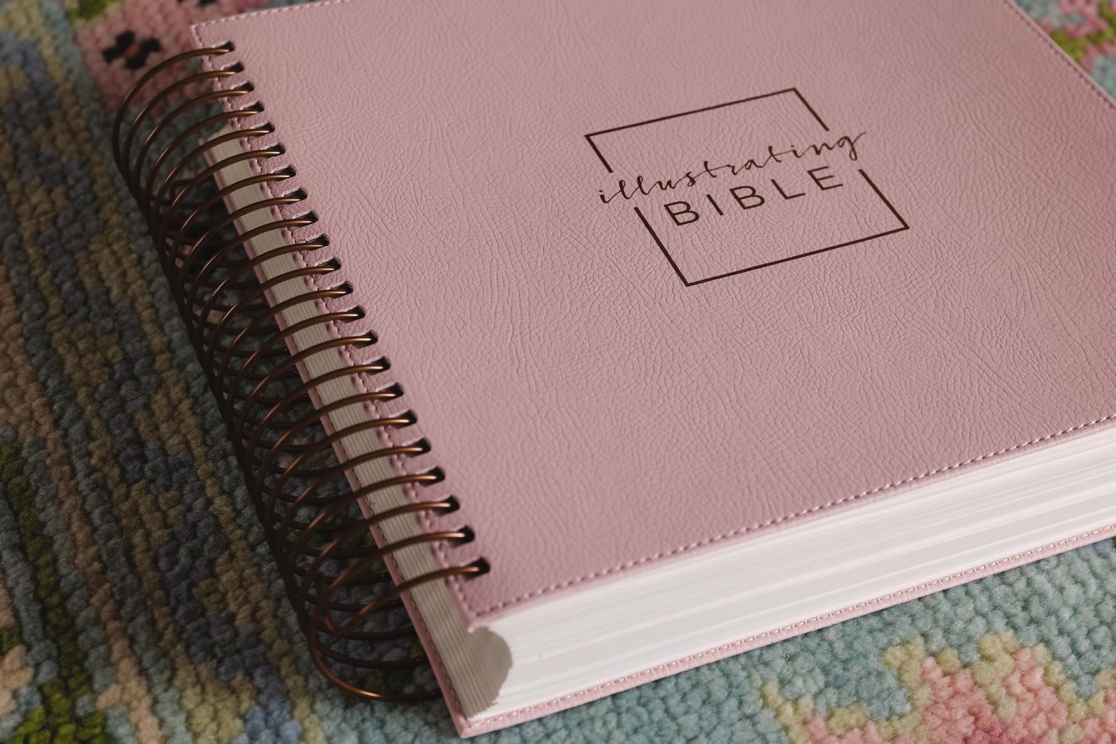 NIV, Spiral-bound Illustrating Bible, Leathersoft Spiral, Pink: Draw, Pink