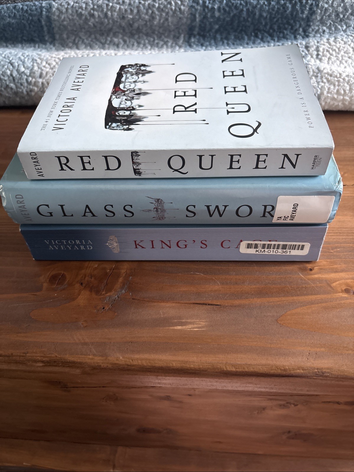 Red Queen Series 1-3 Victoria Aveyard; Red Queen, Glass Sword, & Kings Cage