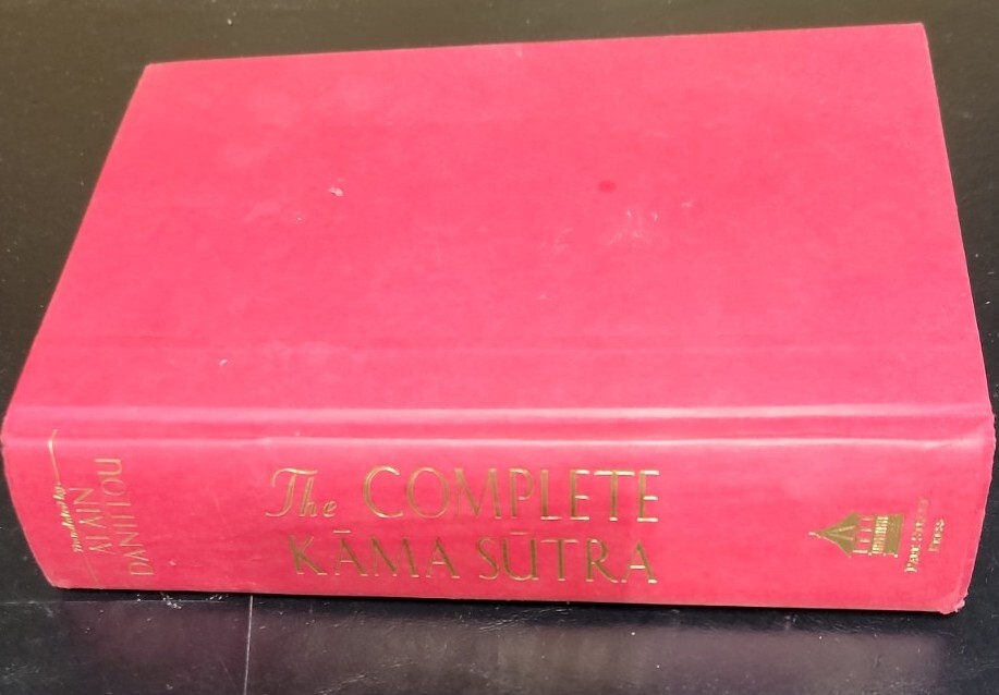 THE COMPLETE KAMA SUTRA by Alain Danielou . 1st Edition 1994 . VGC