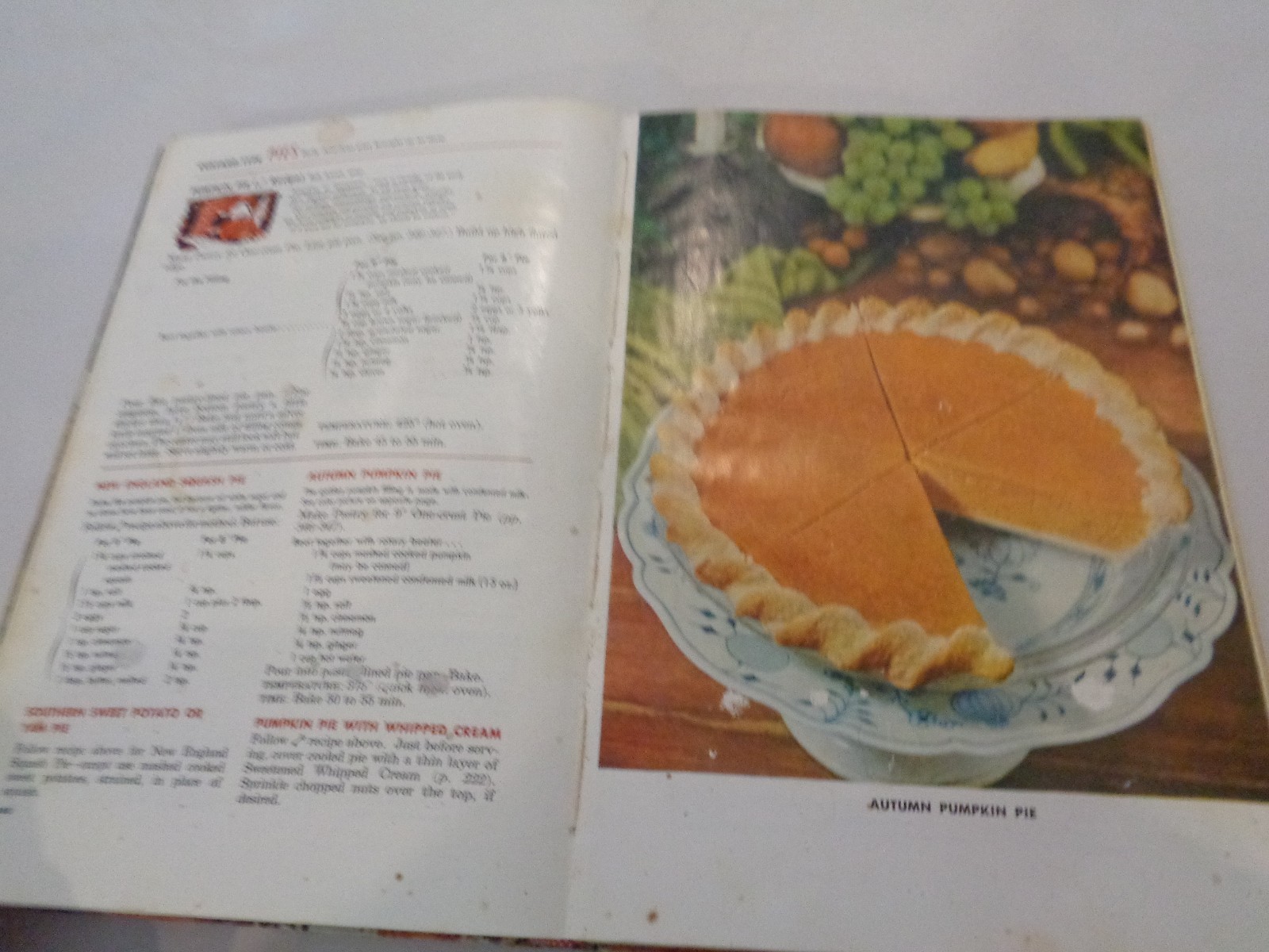 BETTY CROCKER PICTURE COOK BOOK.REVISED AND ENLARGED.H.C. 472 PAGES.