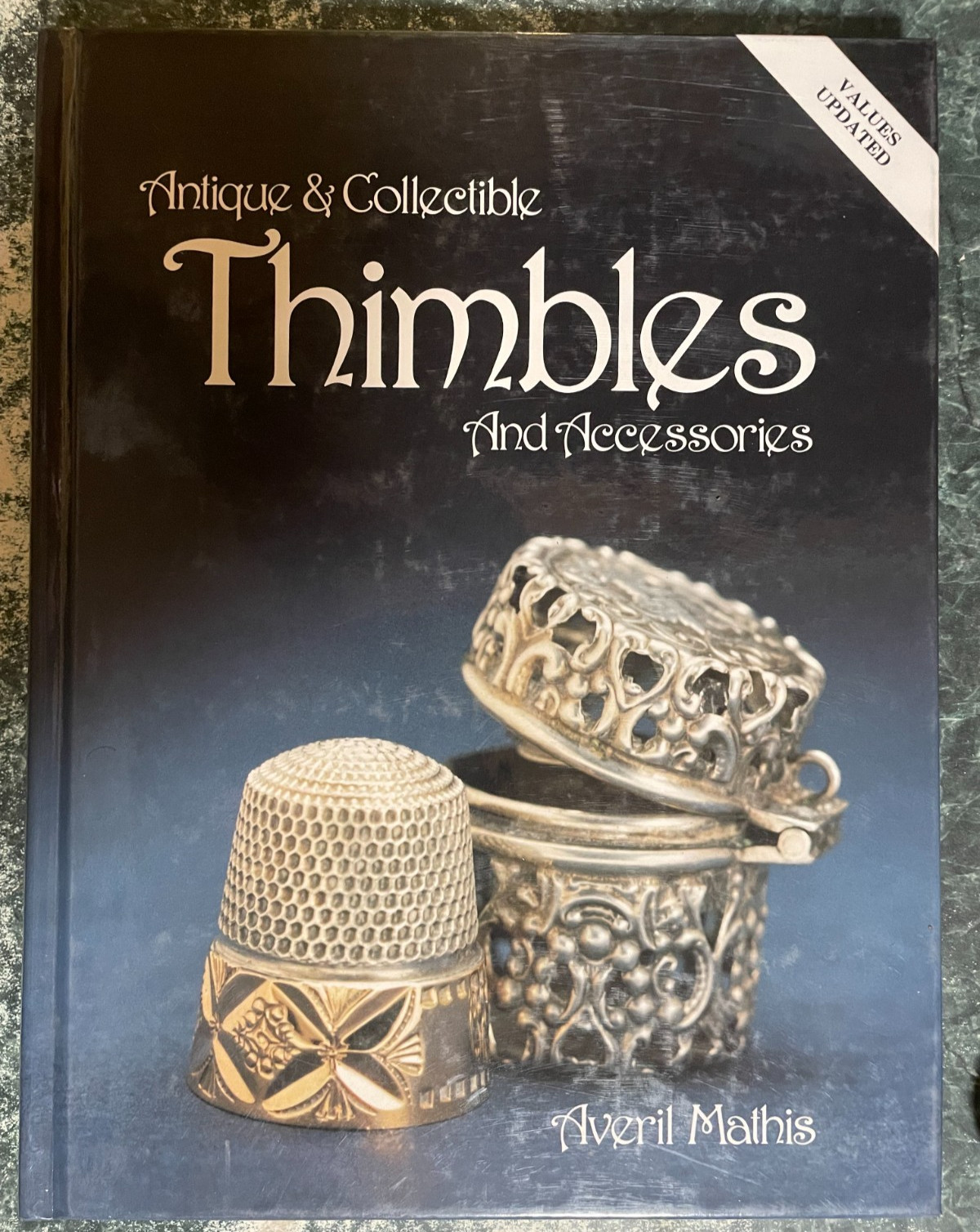 Antique and Collectible Thimbles and Accessories by Averil Mathis, HB, 182 pages
