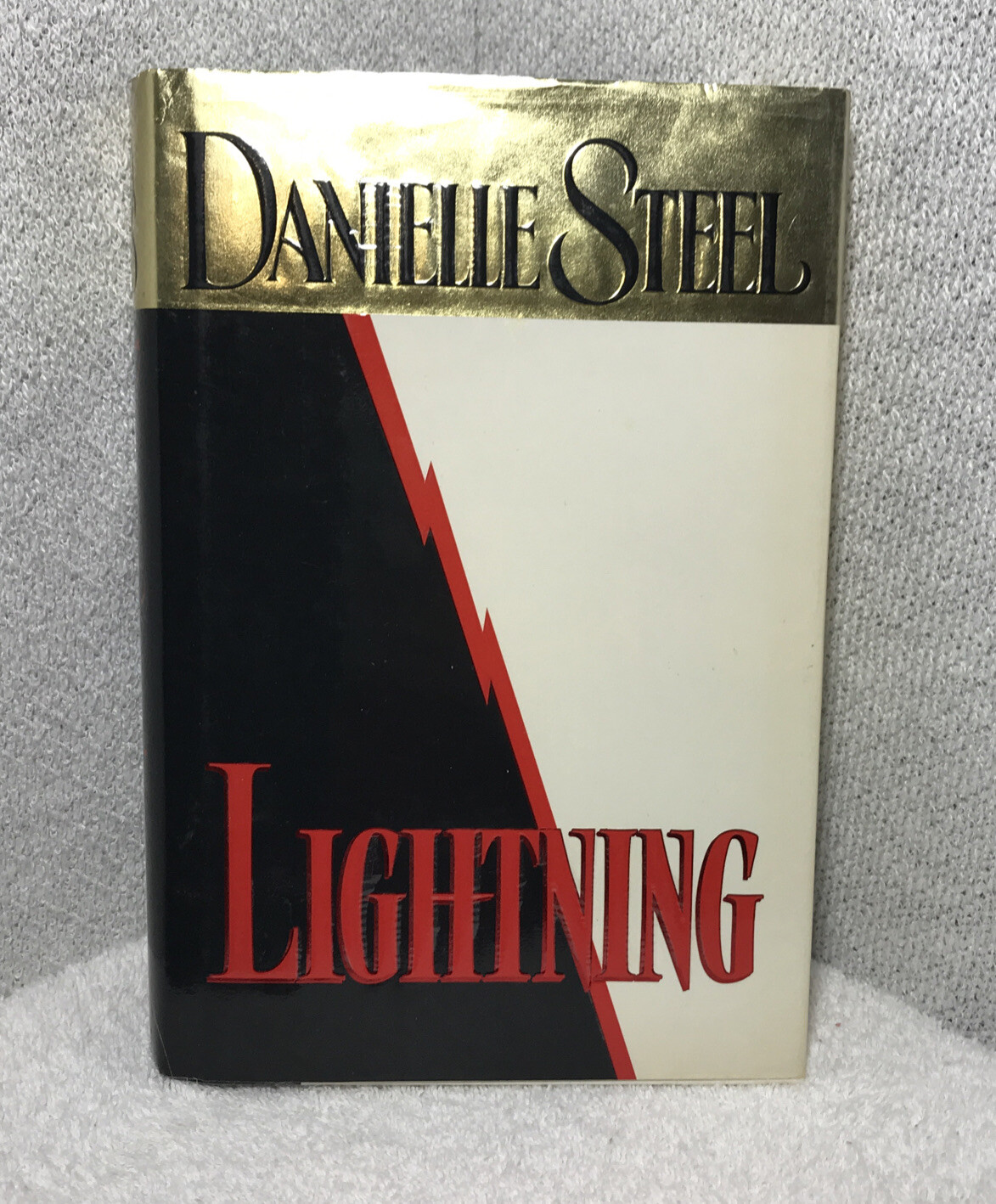 Lightning Danielle Steel Hardback with Sleeve Book Delacorte Press 396 pages