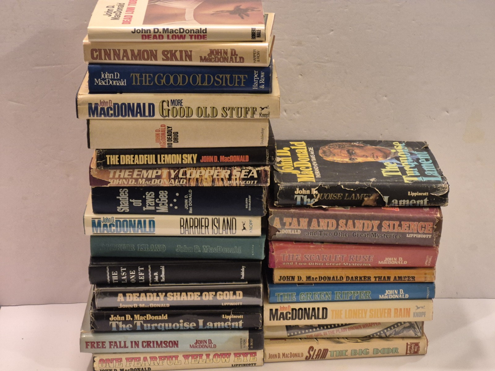 JOHN MACDONALD TRAVIS MCGEE SERIES OF HARDBACK BOOKS. LOT OF 23, 15 FIRST EDITi