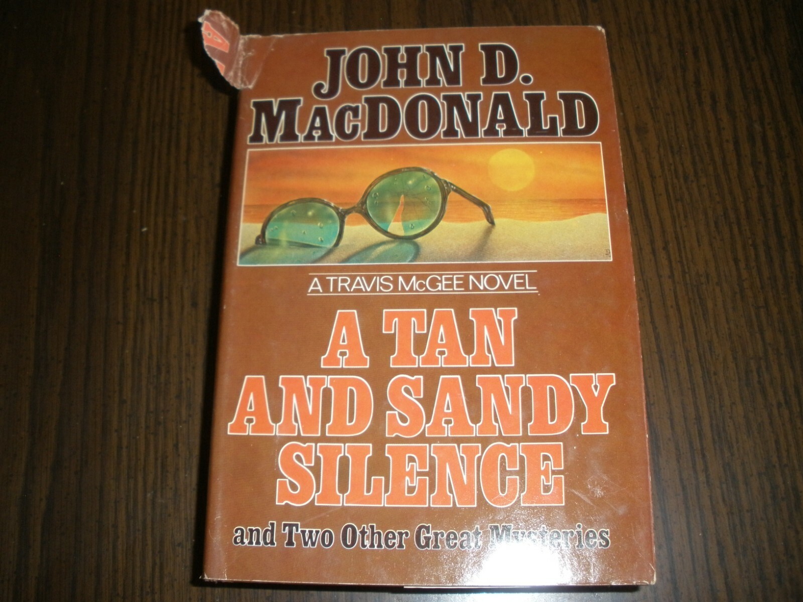 A TAN AND SANDY SILENCE JOHN MACDONALD HC DJ 1971 BOOK CLUB EDITION (B7)