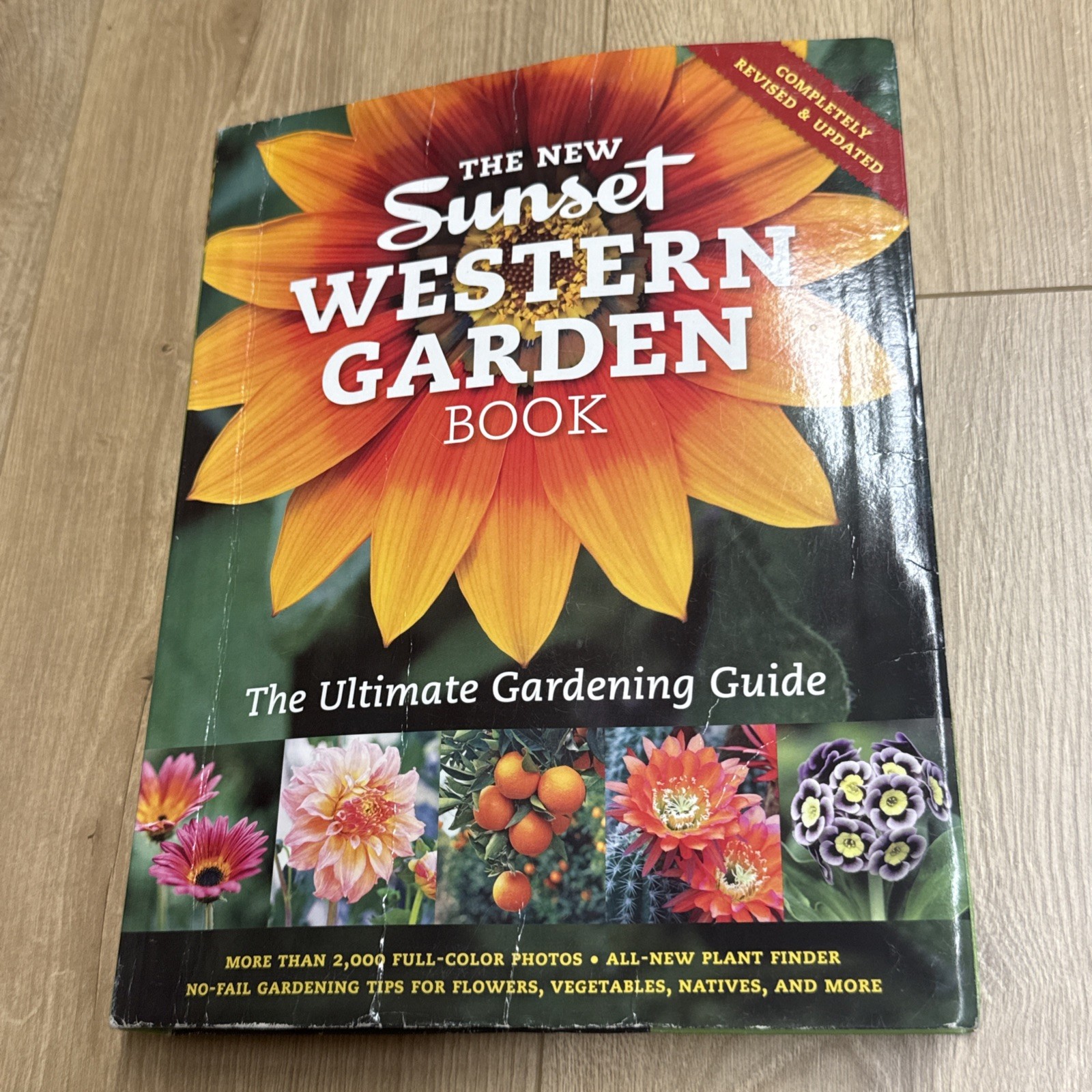 New Western Garden Book : The Ultimate Gardening Guide by Sunset Magazine