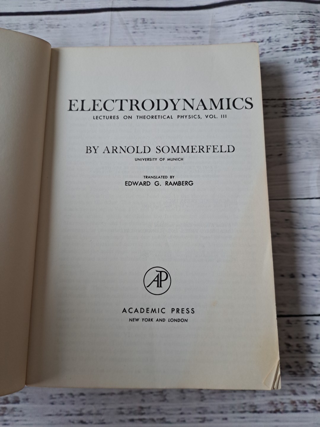 ELECTRODYNAMICS: LECTURES ON THEORETICAL PHYSICS: 3 By Arnold Sommerfeld