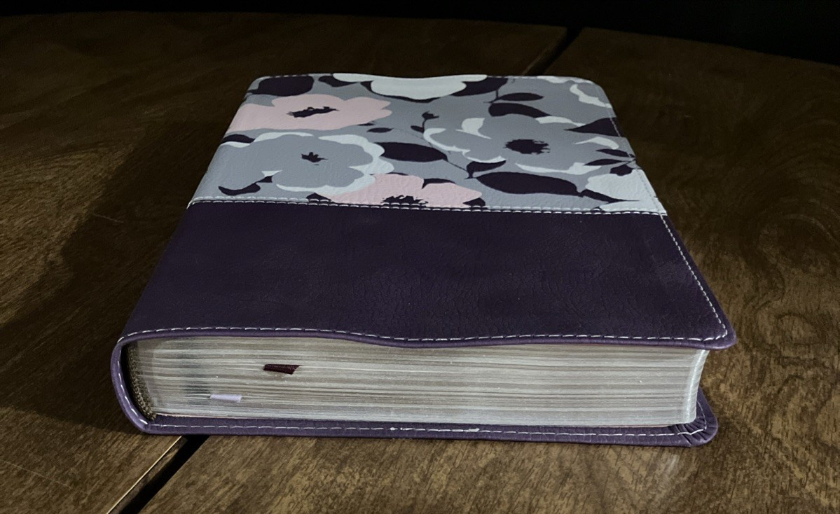 Zondervan NIV Thinline Bible, Leathersoft, Purple Floral, LIKE NEW (161)