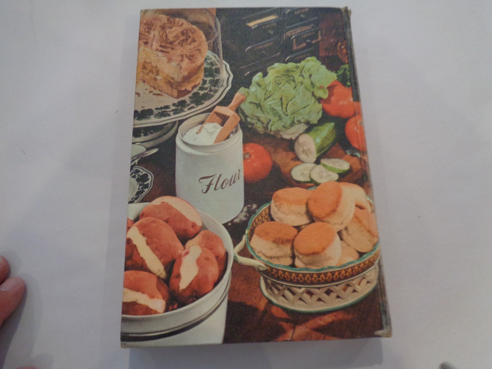 BETTY CROCKER PICTURE COOK BOOK.REVISED AND ENLARGED.H.C. 472 PAGES.