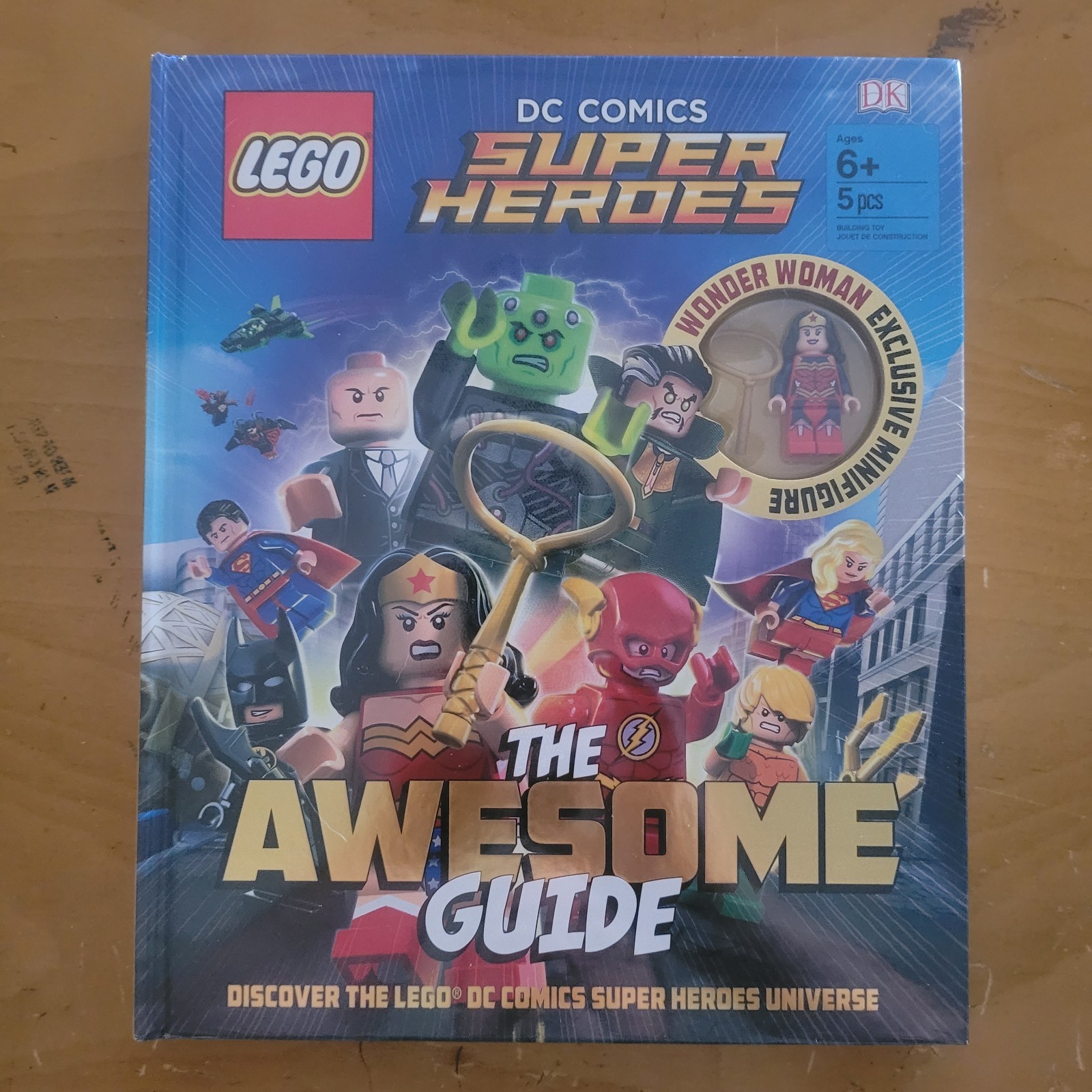 LEGO DC Super Heroes Awesome Guide book: exclusive Wonder Woman minifigure *new*