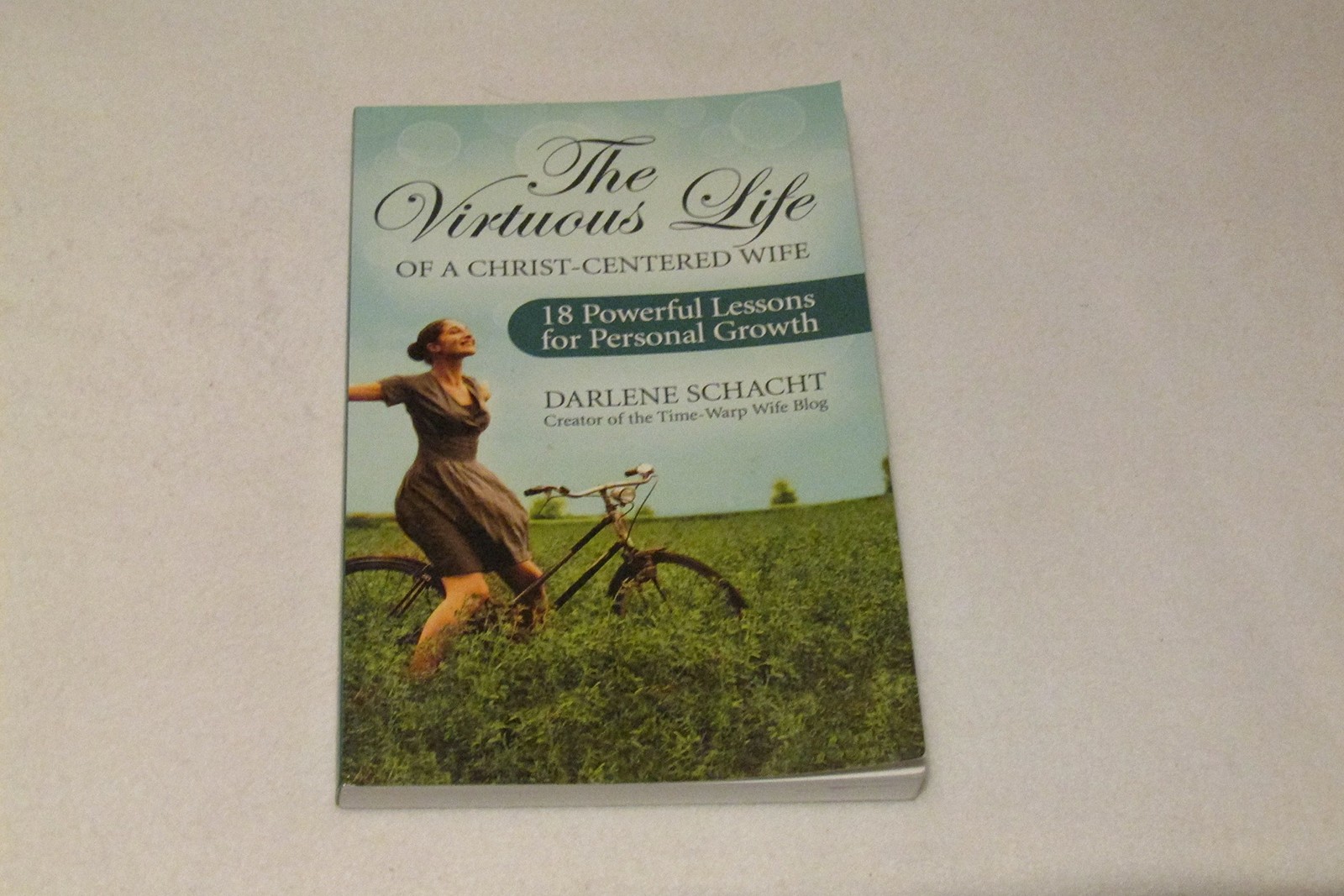 The Virtuous Life of a Christ-Centered Wife: 18 Powerful Lessons for Persona…