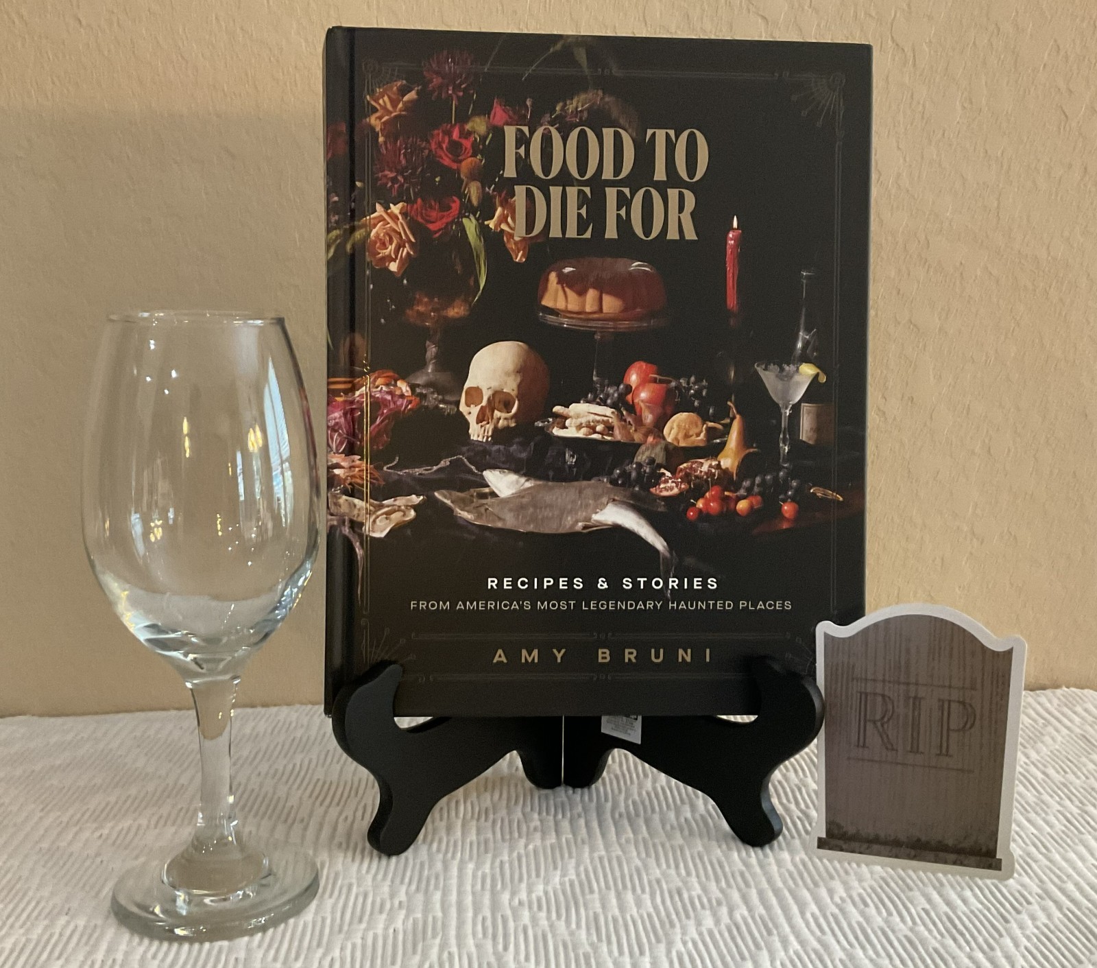 Food to Die For: Recipes & Stories from Legendary Haunted Places Amy Bruni 2024