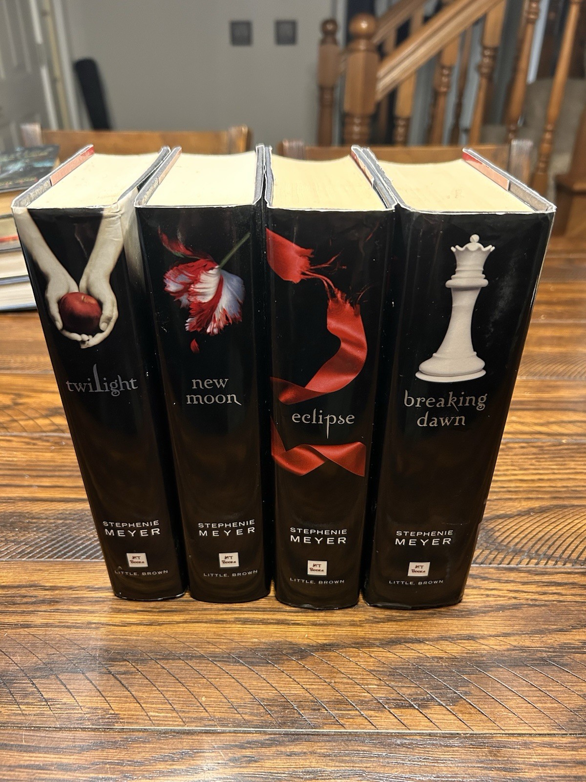 Twilight Saga 4 Book Set Stephenie Meyer Twilight New Moon Eclipse Breaking Dawn