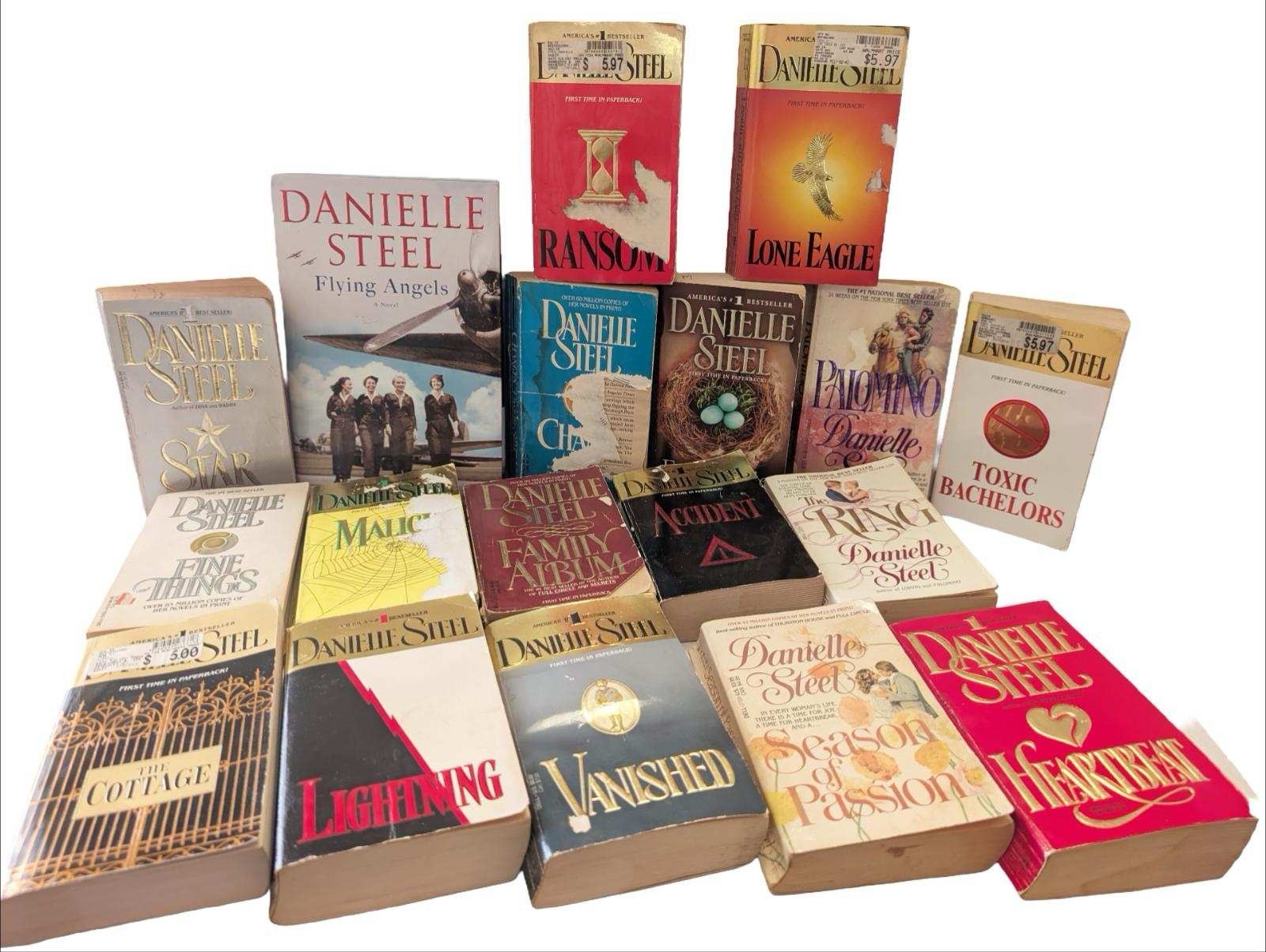 18 Danielle Steel Paperback Books Novels Women’s Fiction Drama Romance Lot