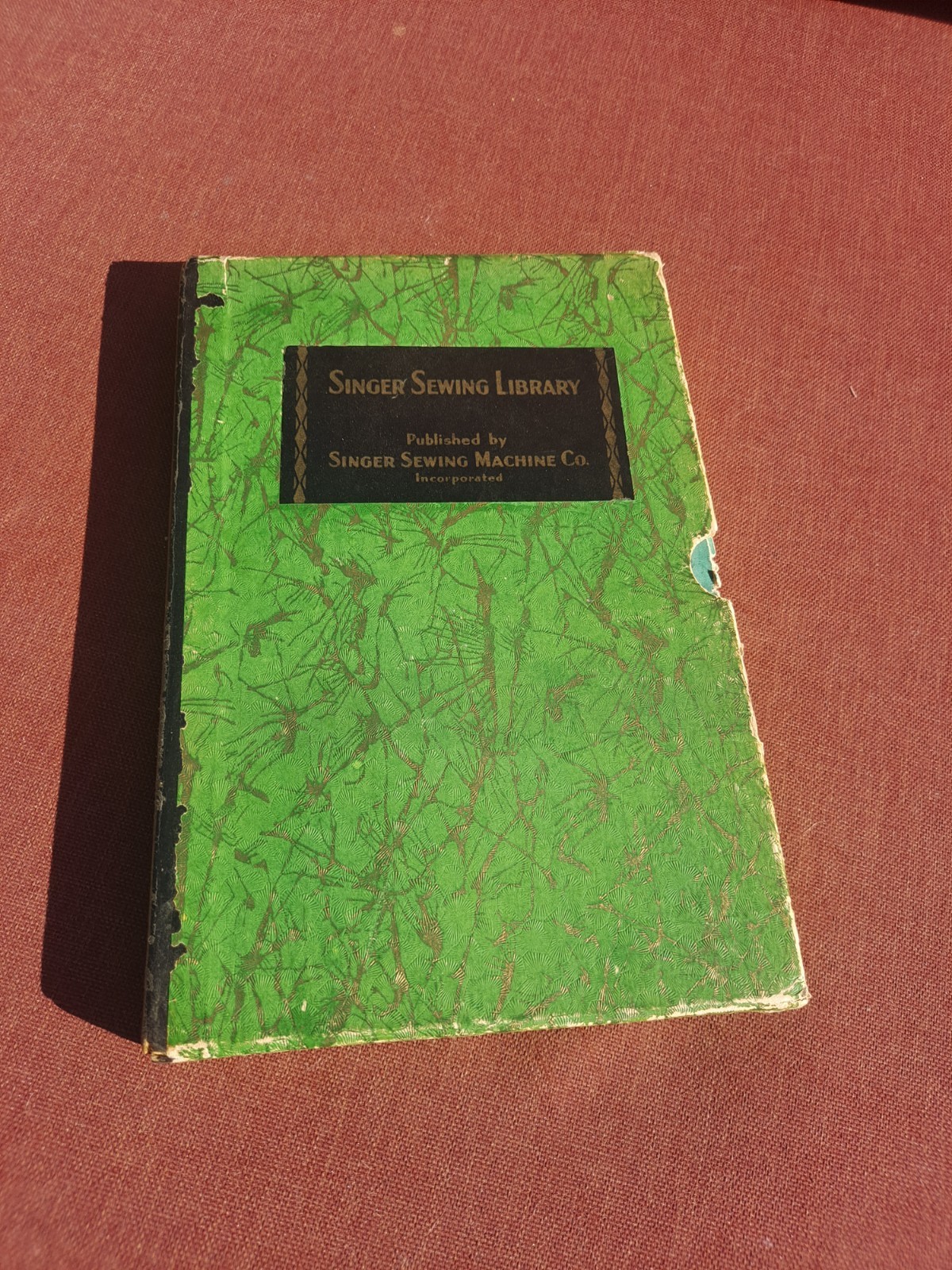 MINT CONDITION! Singer Sewing Library 4 Booklets with Slip Cover Vintage 1930-32
