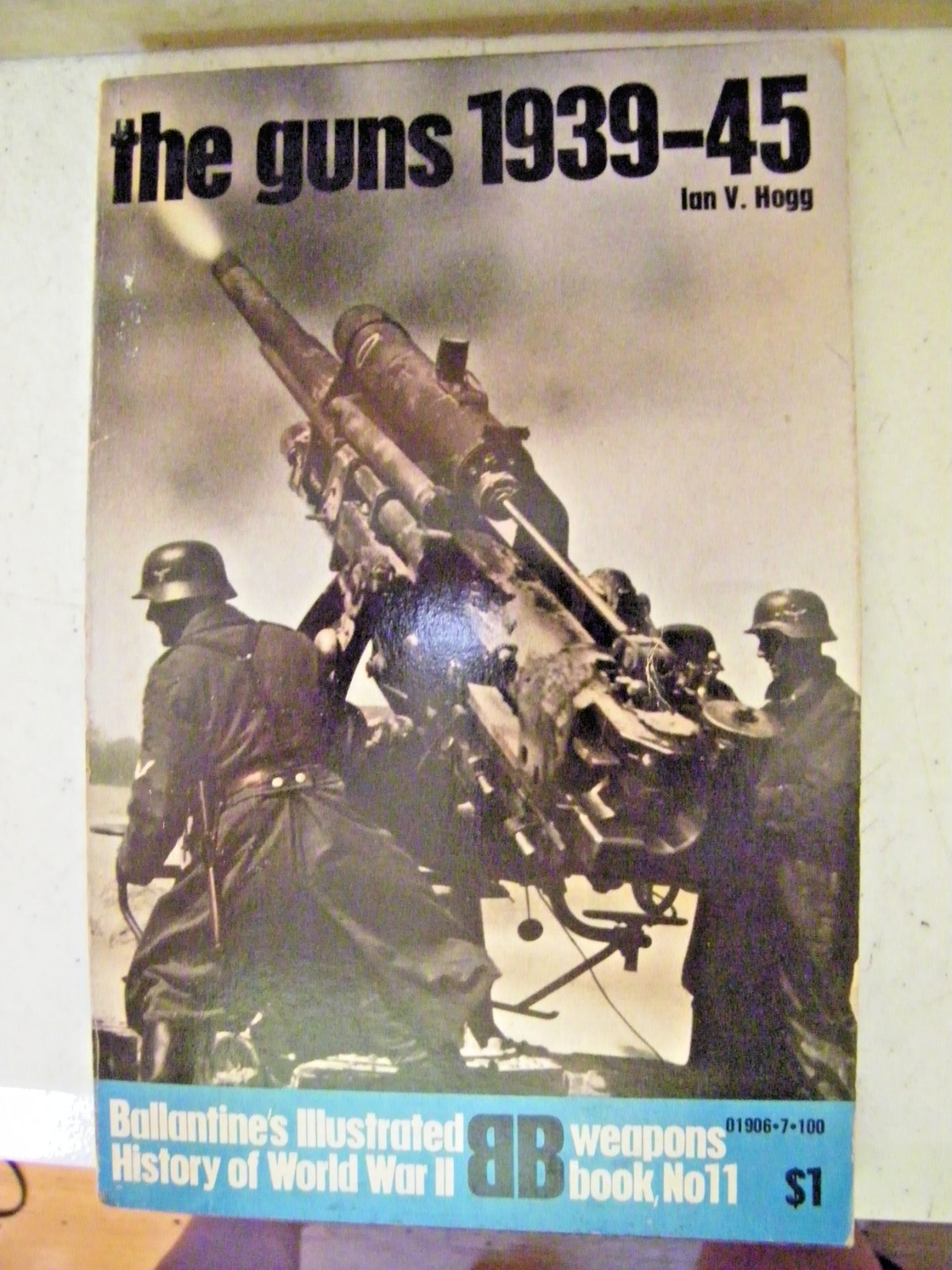 THE GUNS 1939-45 by Ian V. Hogg Ballantine WWII Weapons #11 1971 Paperback