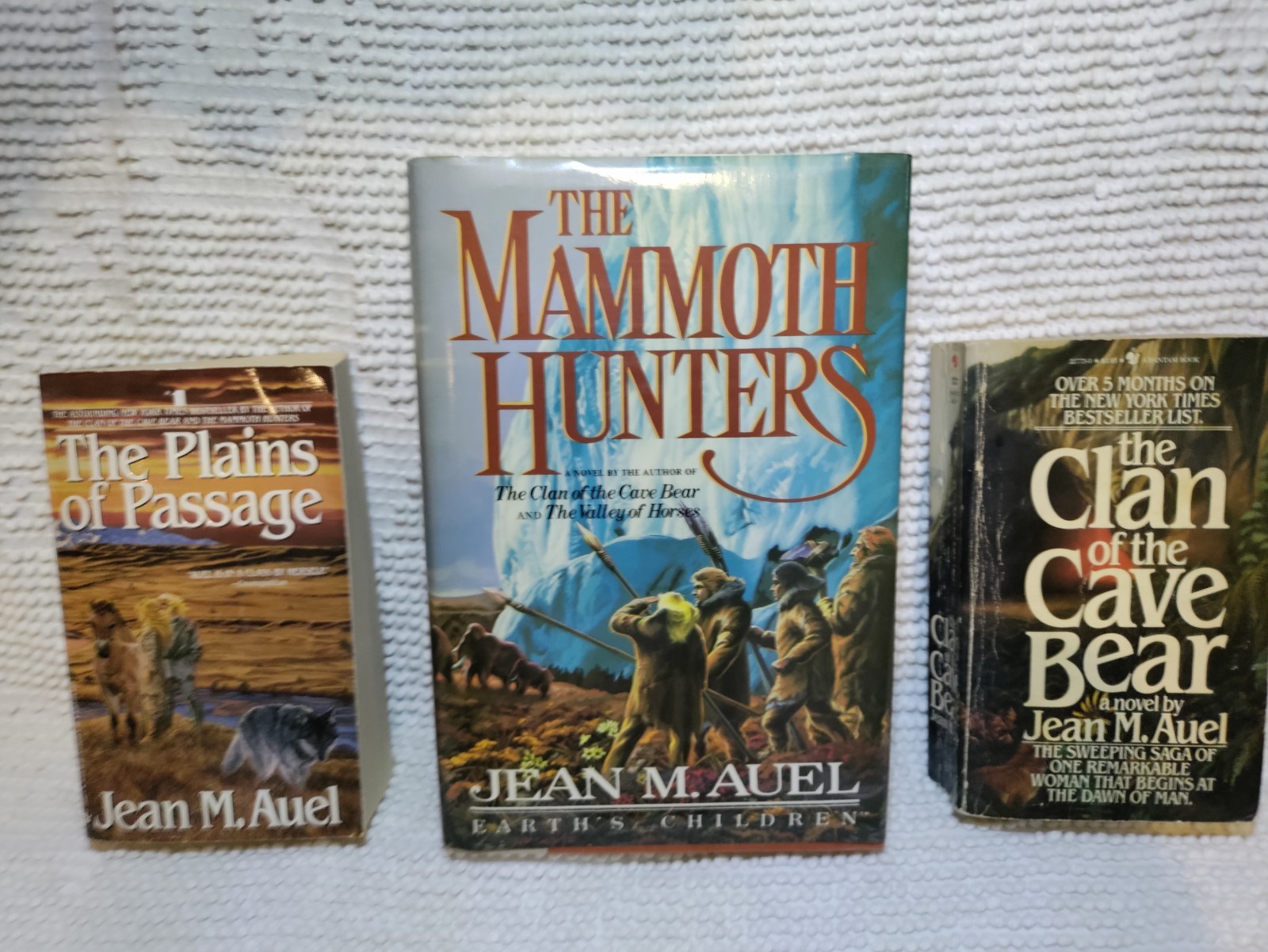 Jean M. Auel Books Bundle Lot The Clan Of The Cave Bear And The Mammoth Hunters