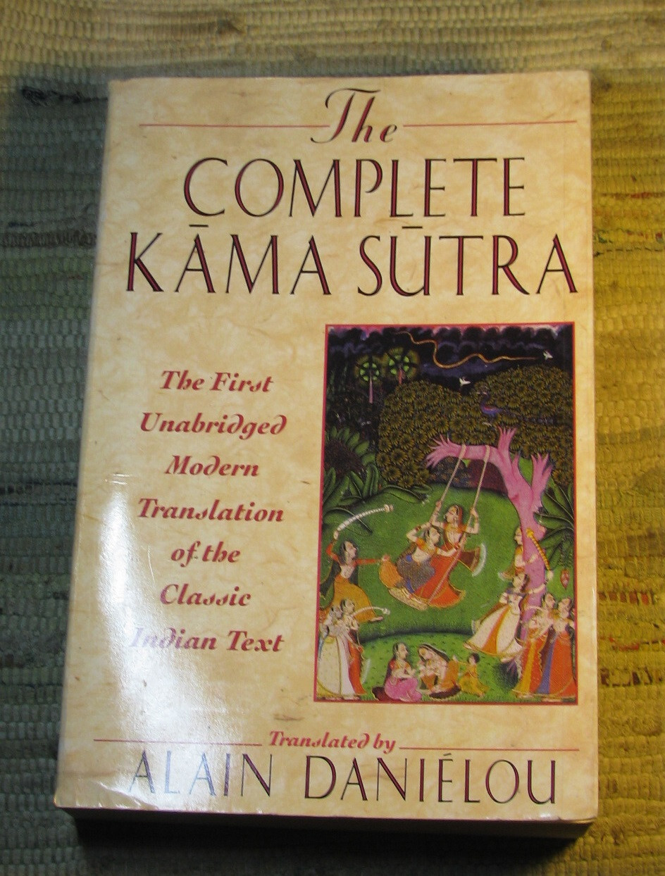THE COMPLETE KAMA SUTRA Translated by Alain Danielou 1994 First Edition Paperbac