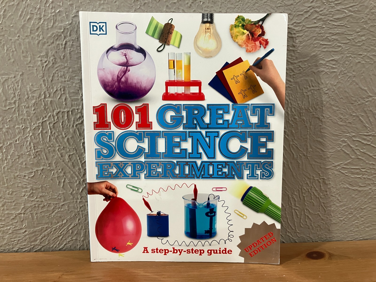 101 GREAT SCIENCE EXPERIMENTS – UPDATED EDITION, A Step-By-Step Guide DK Books