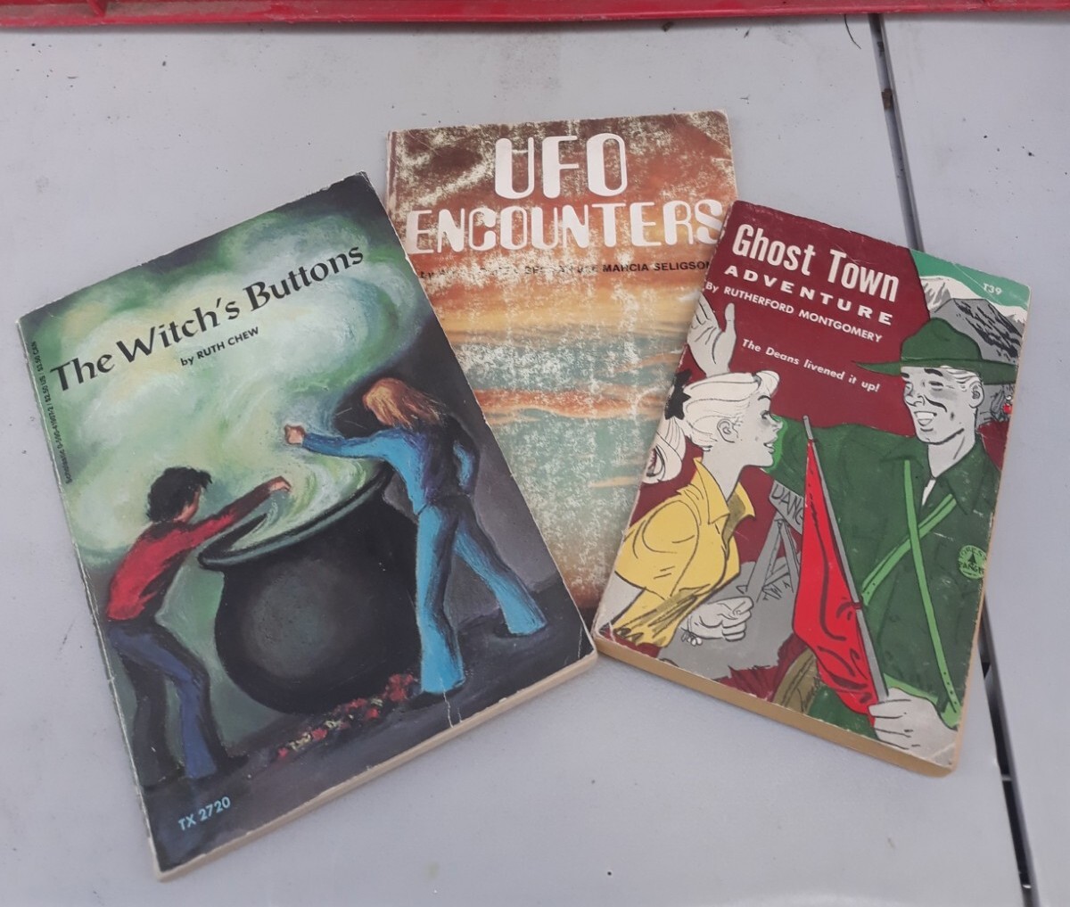 Vintage Ghost Town, UFO, WITCHES Buttons Scary children’s books PB Scholastic