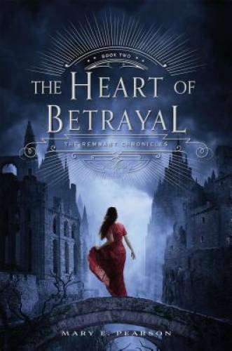 The Heart of Betrayal: The Remnant Chronicles: Book Two – Hardcover – GOOD