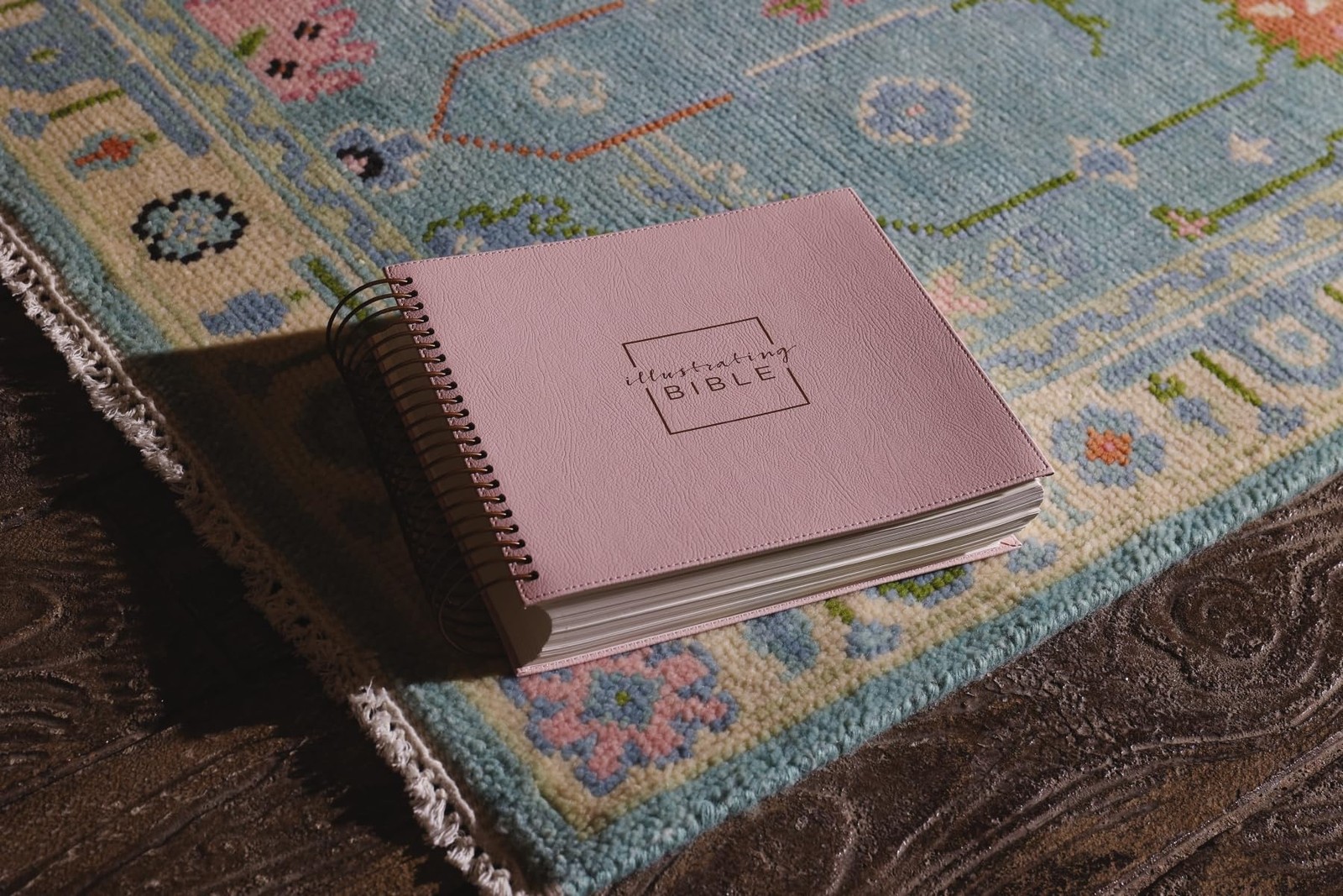 NIV, Spiral-bound Illustrating Bible, Leathersoft Spiral, Pink: Draw, Pink