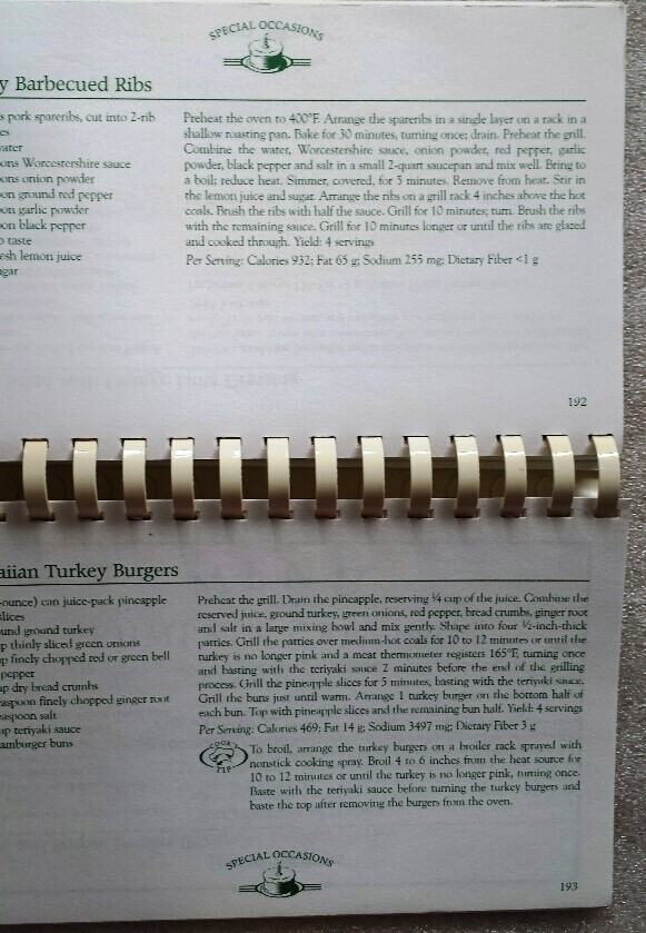 THE PAMPERED CHEF ~ THE KITCHEN IS THE HEART OF THE HOME COOKBOOK ~ 223 PAGES