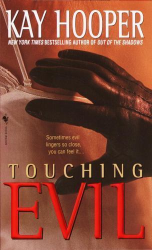 Touching Evil : A Bishop/Special Crimes Unit Novel by Kay Hooper (2001, Mass…